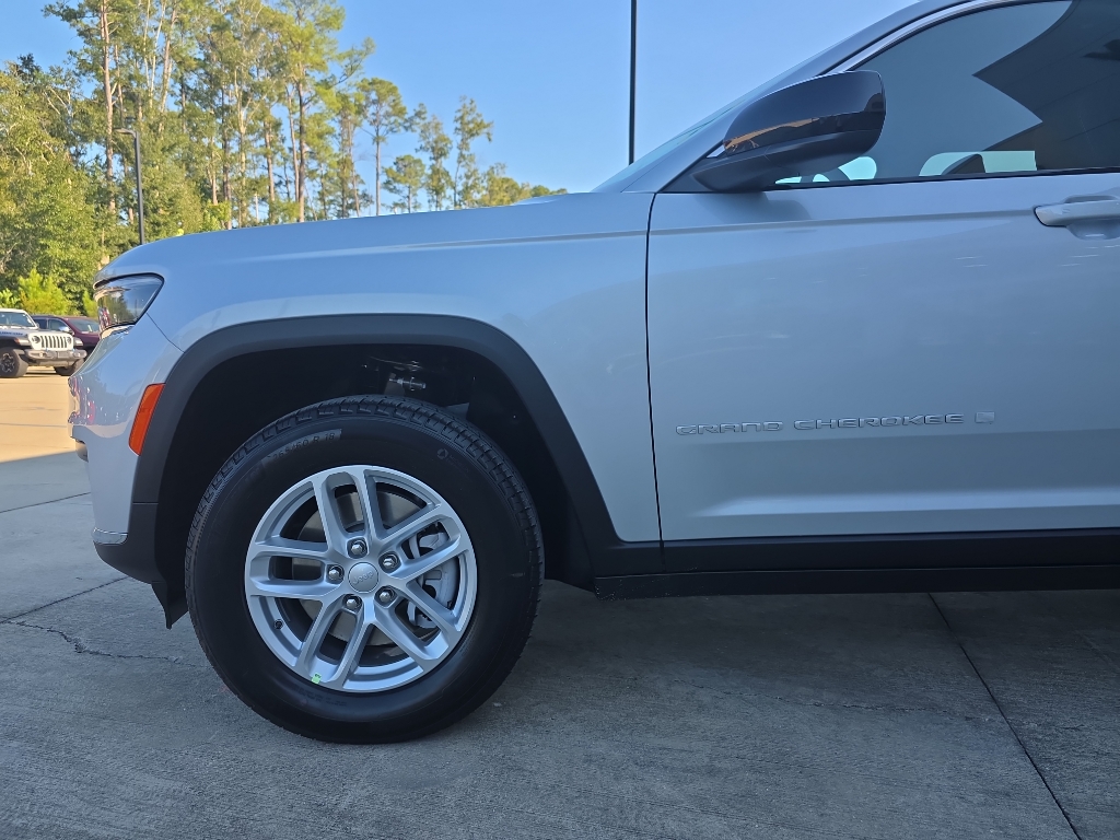 2025 Jeep Grand Cherokee Laredo photo 3