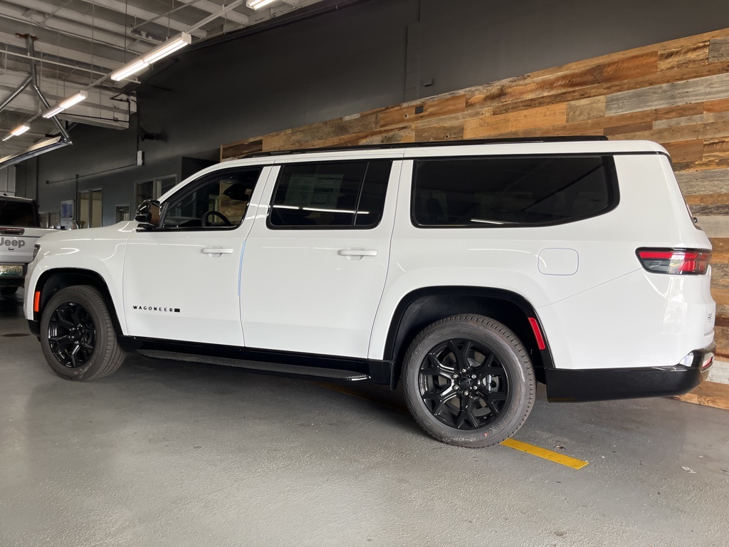 2025 Jeep Wagoneer L Carbide photo 13
