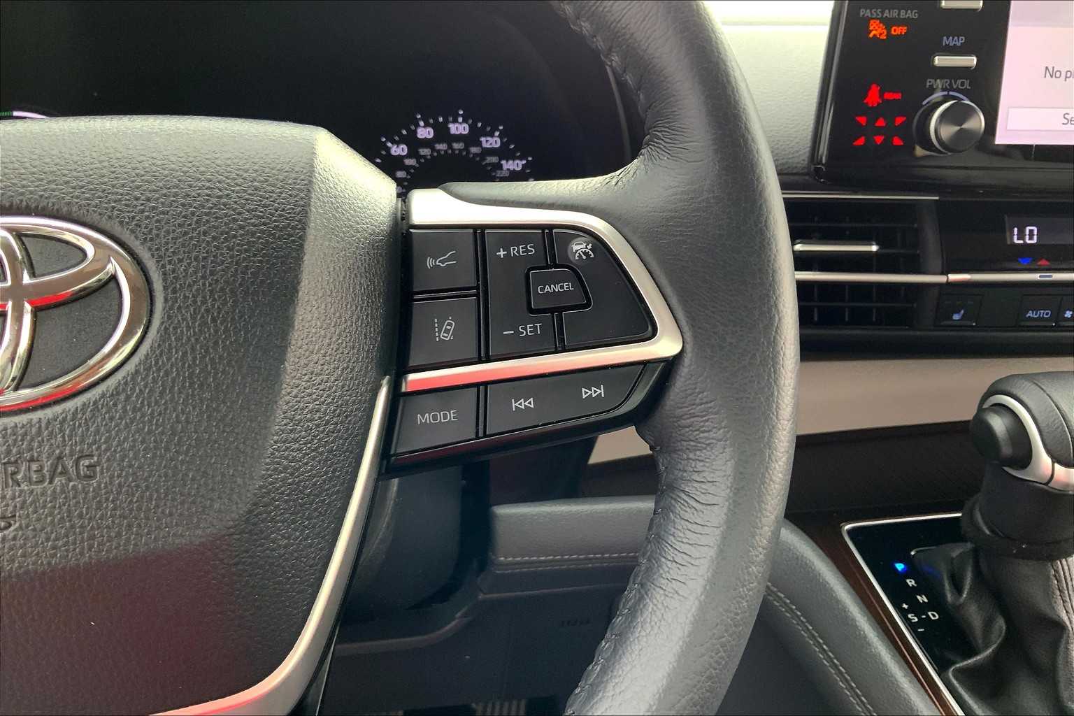 2024 Toyota Sienna XLE photo 23