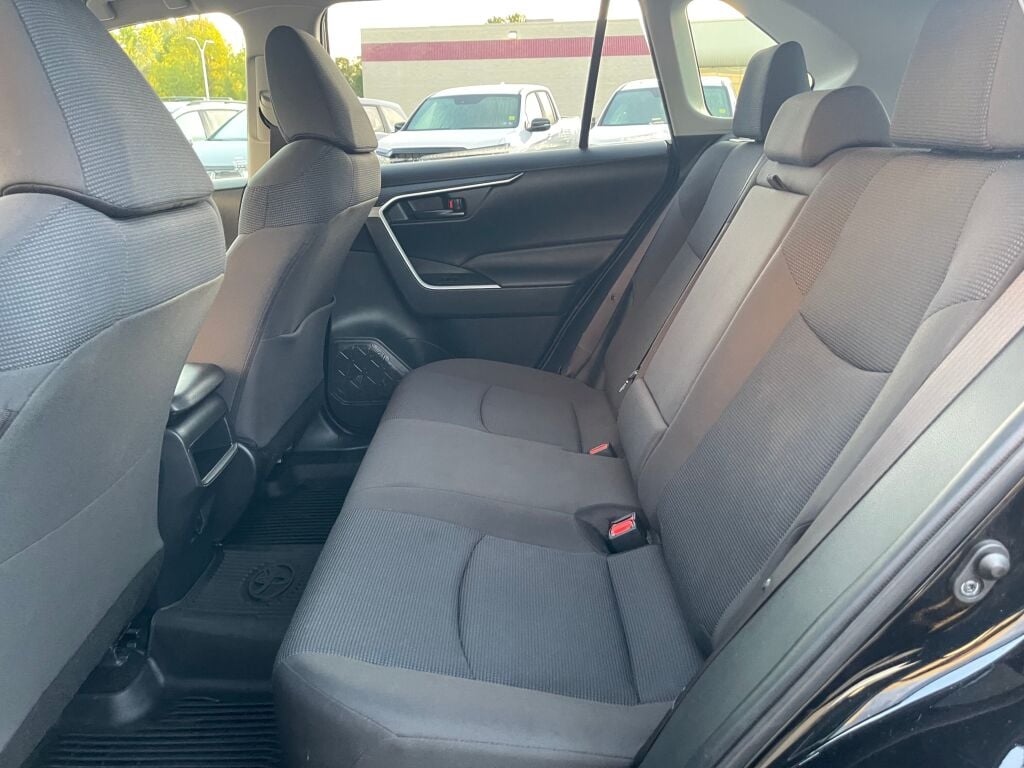 2019 Toyota RAV4 LE photo 15