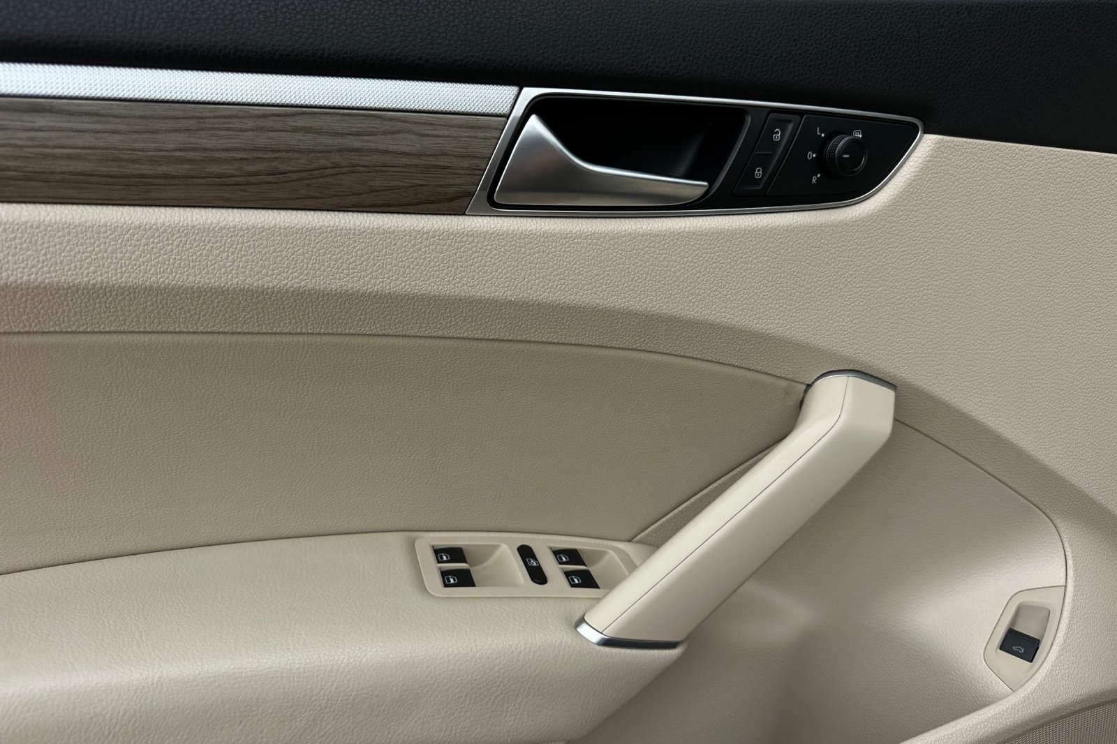 2018 Volkswagen Passat 2.0T SE photo 9