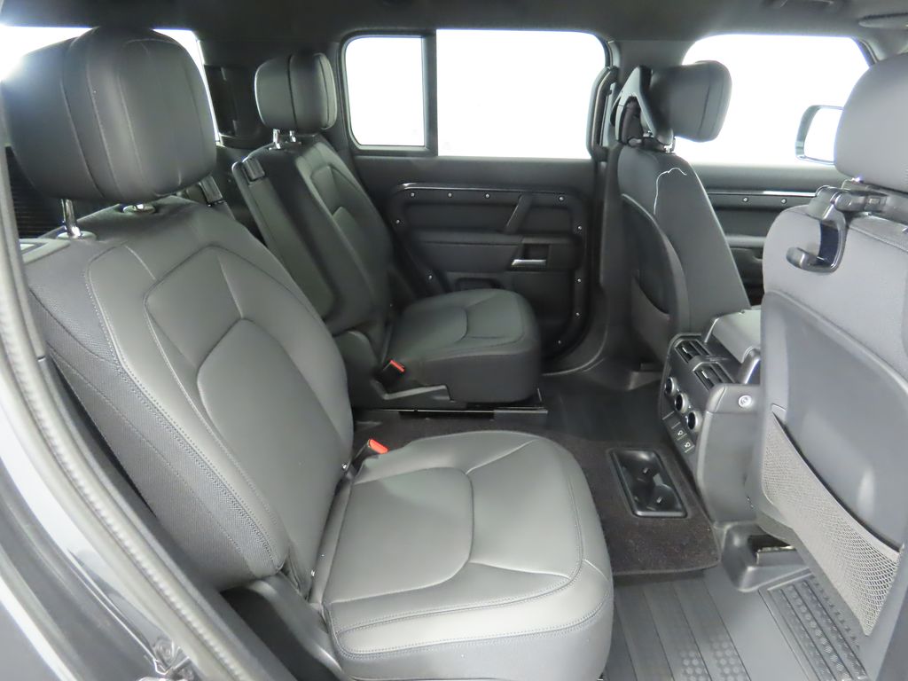 2025 Land Rover Defender 130 V8 photo 21