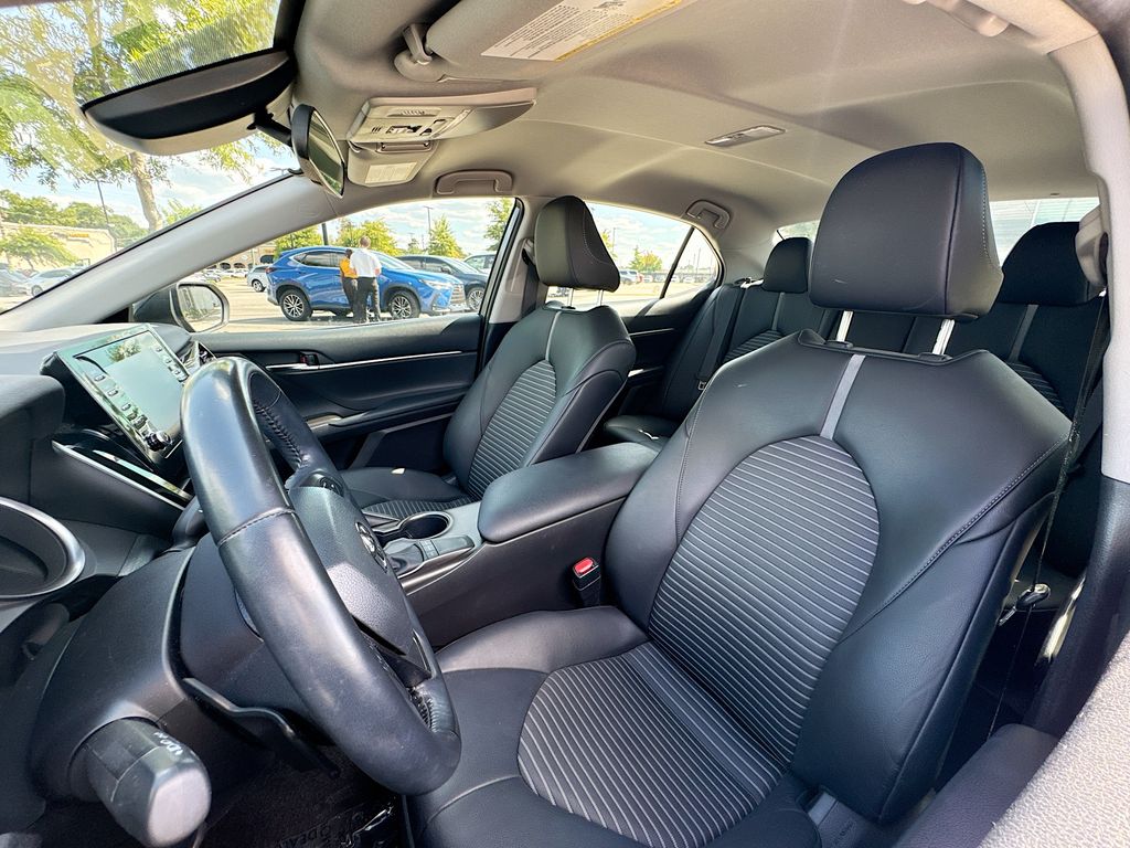 2022 Toyota Camry SE photo 5