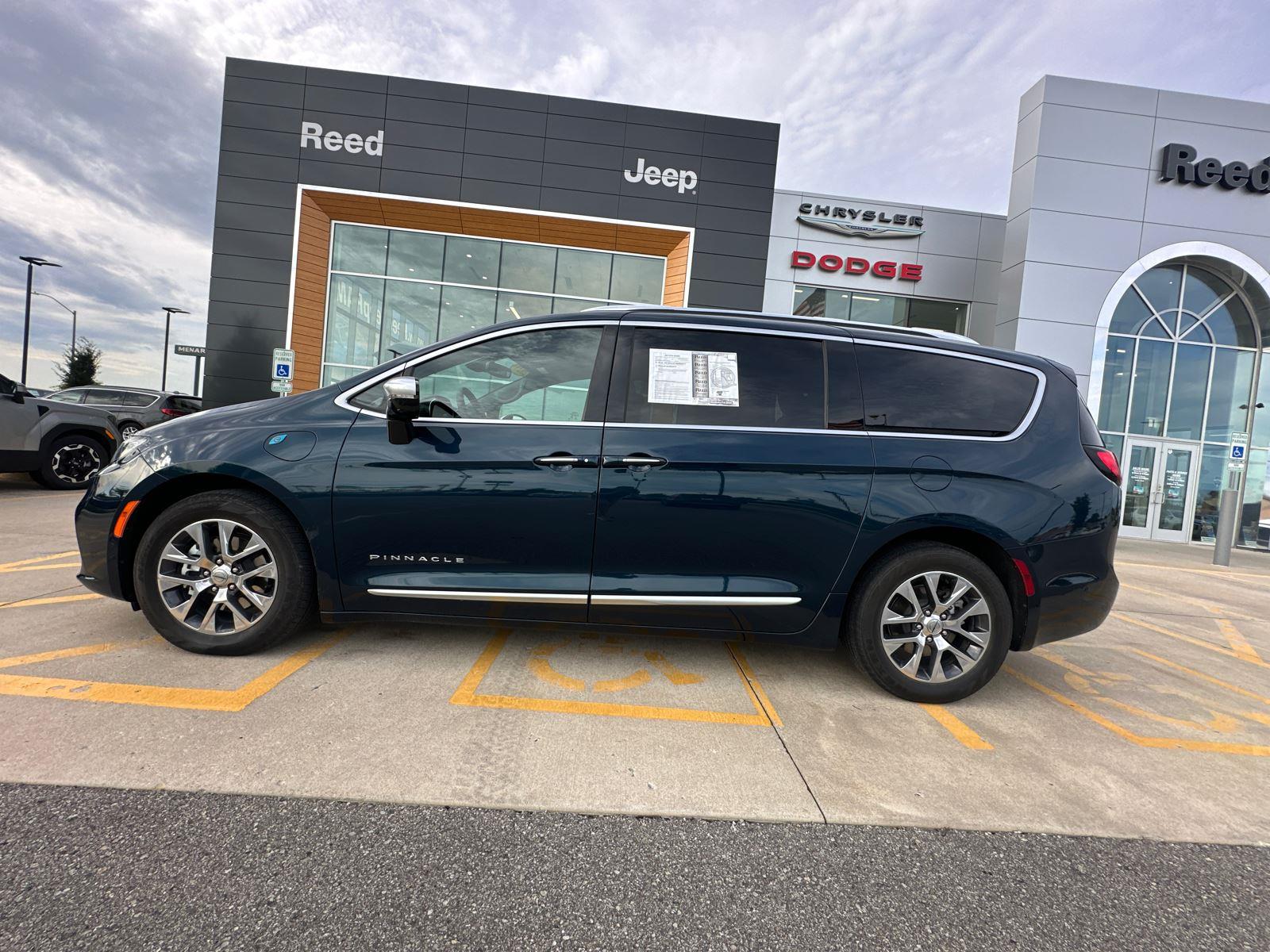 2023 Chrysler Pacifica Hybrid Pinnacle photo 2