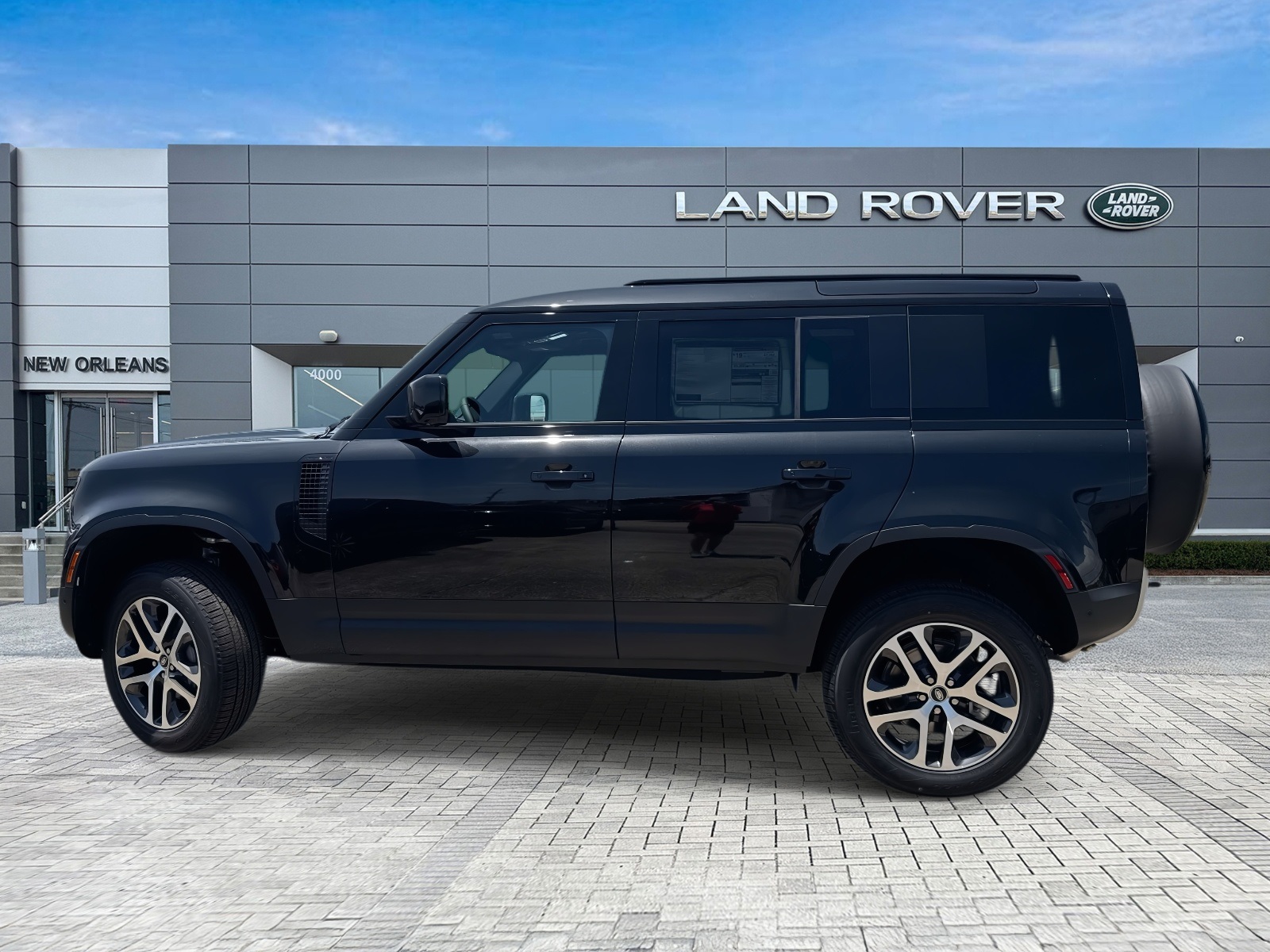 2025 Land Rover Defender 110 S photo 2