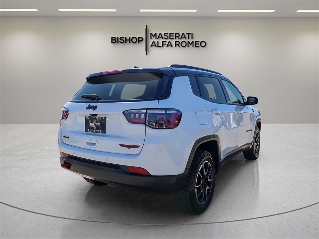 2024 Jeep Compass Trailhawk photo 2