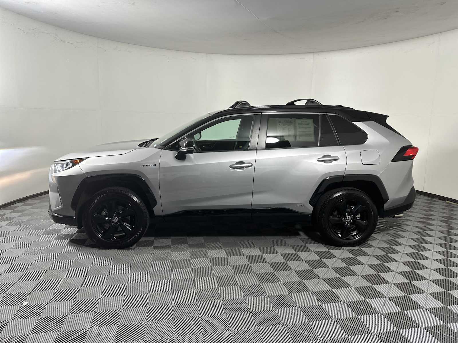 2021 Toyota RAV4 Hybrid XSE photo 2