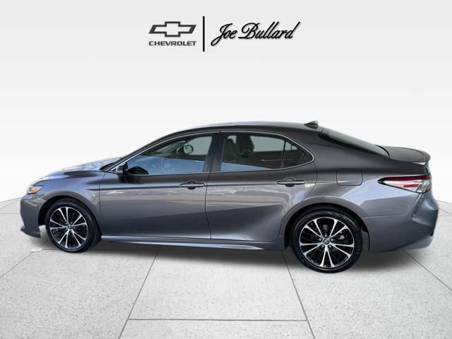 2019 Toyota Camry SE photo 4
