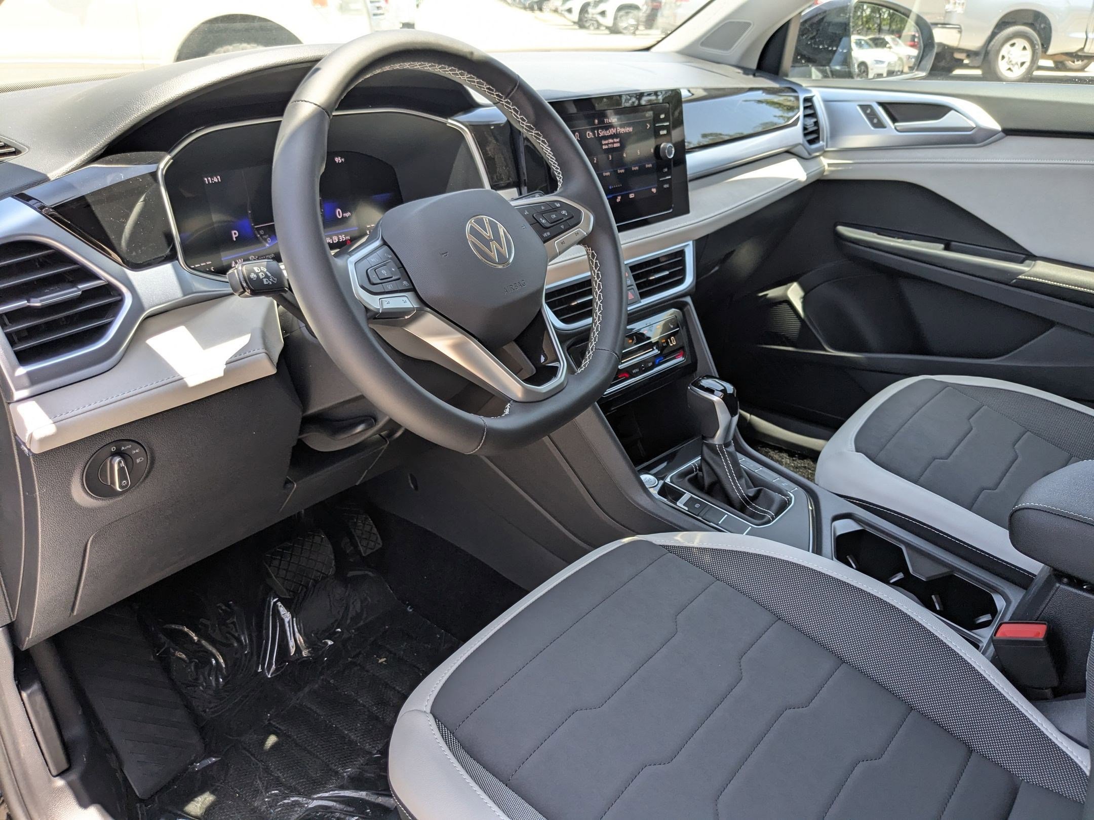 2025 Volkswagen Taos SE photo 2