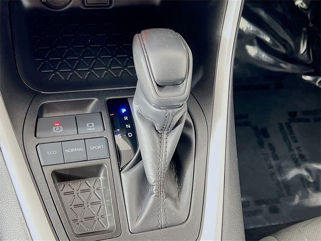2024 Toyota RAV4 XLE photo 13