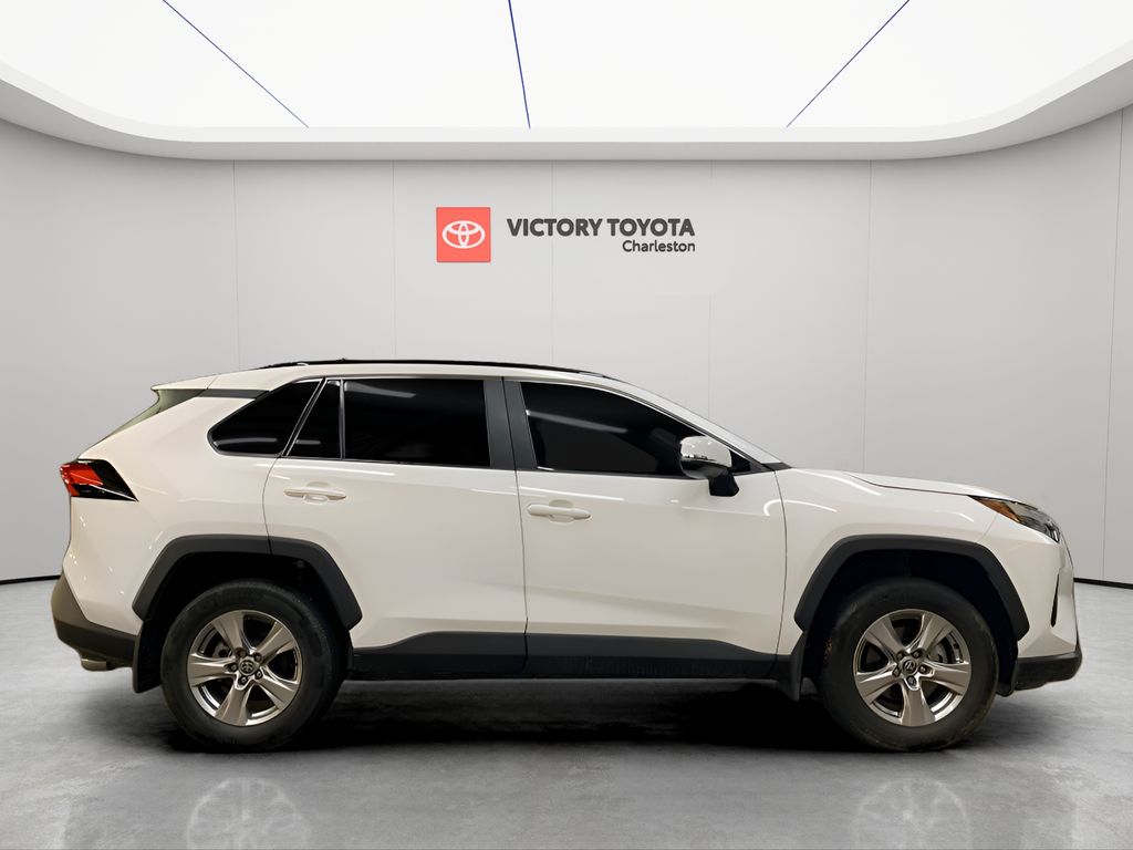 2023 Toyota RAV4 XLE photo 4