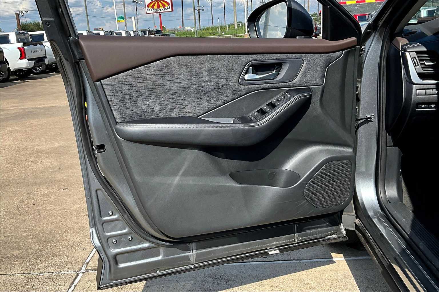2023 Nissan Rogue SV photo 17