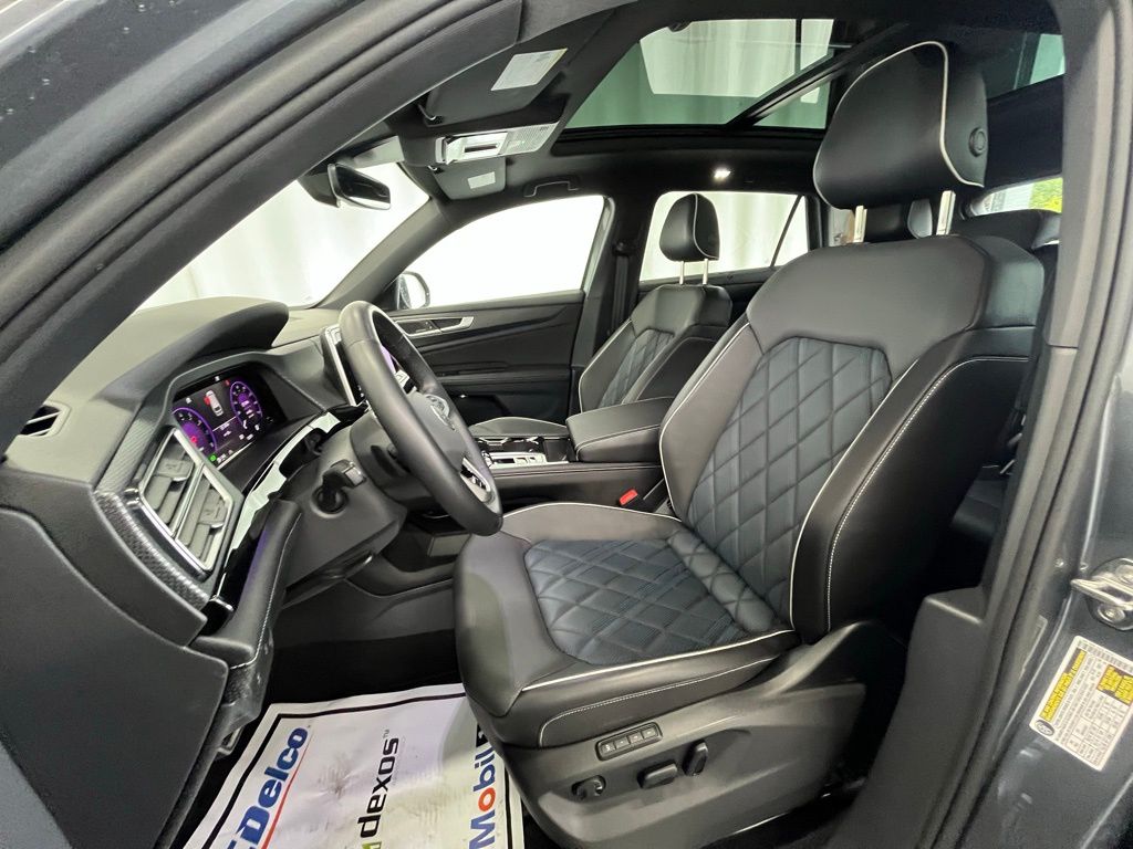 2024 Volkswagen Atlas Cross Sport SEL Premium R-Line photo 9