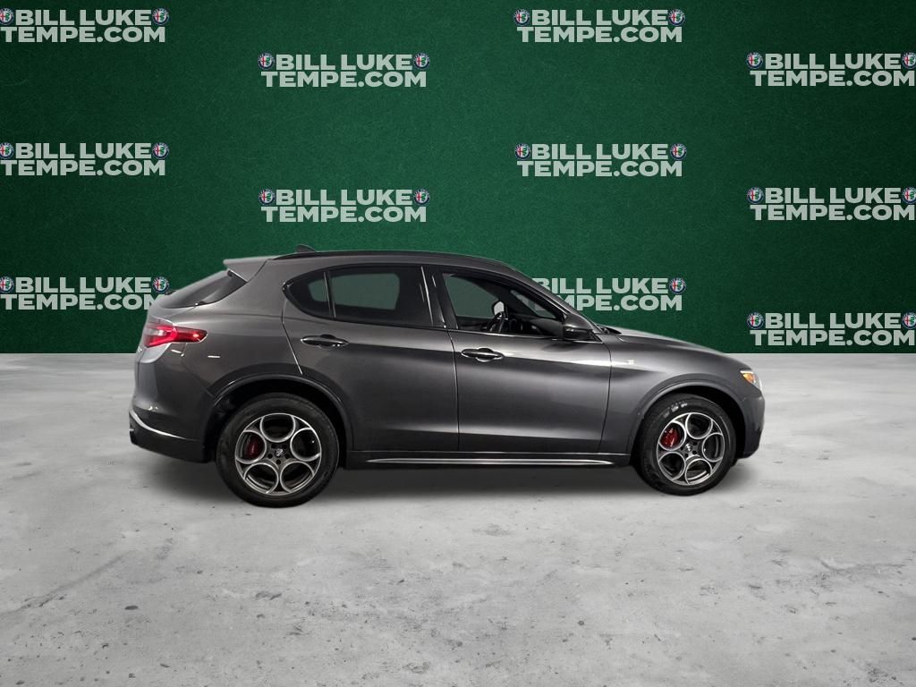 2022 Alfa Romeo Stelvio Ti photo 2