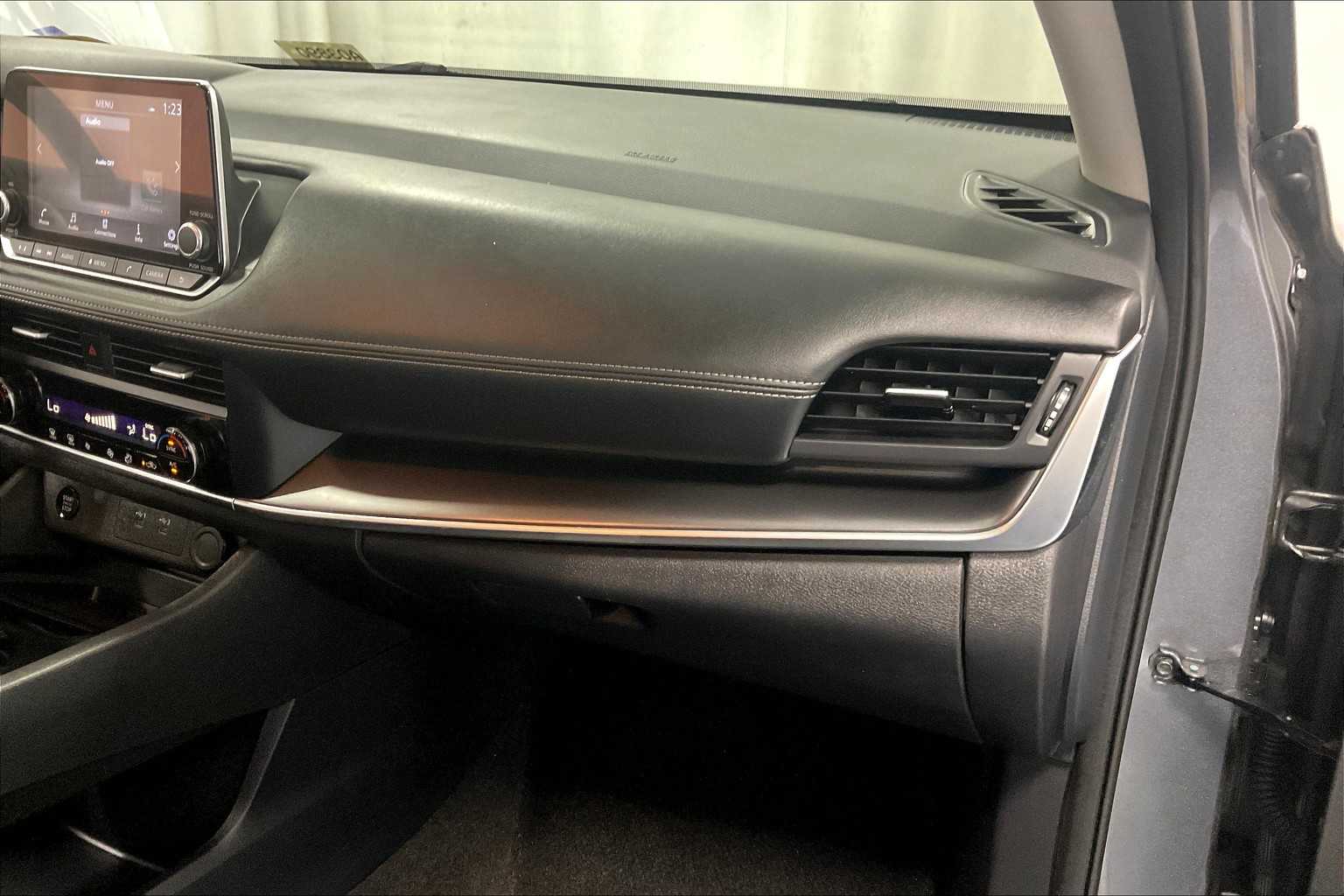 2024 Nissan Rogue SV photo 13