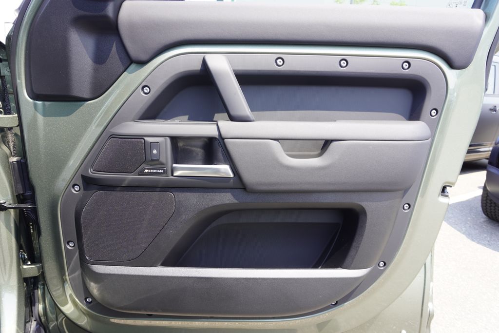 2025 Land Rover Defender 110 S photo 20