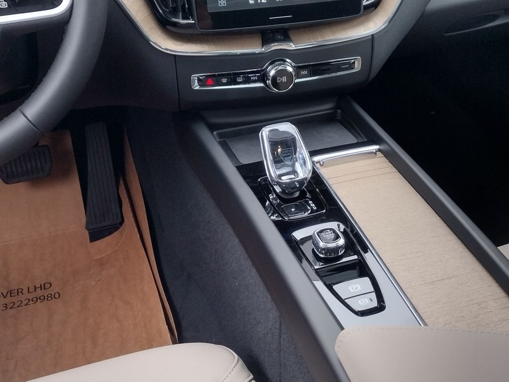 2026 VOLVO XC60 - Image 25