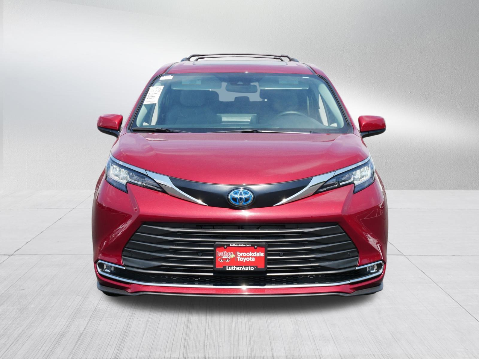Certified 2022 Toyota Sienna XLE with VIN 5TDYSKFC8NS061949 for sale in Brooklyn Center, Minnesota