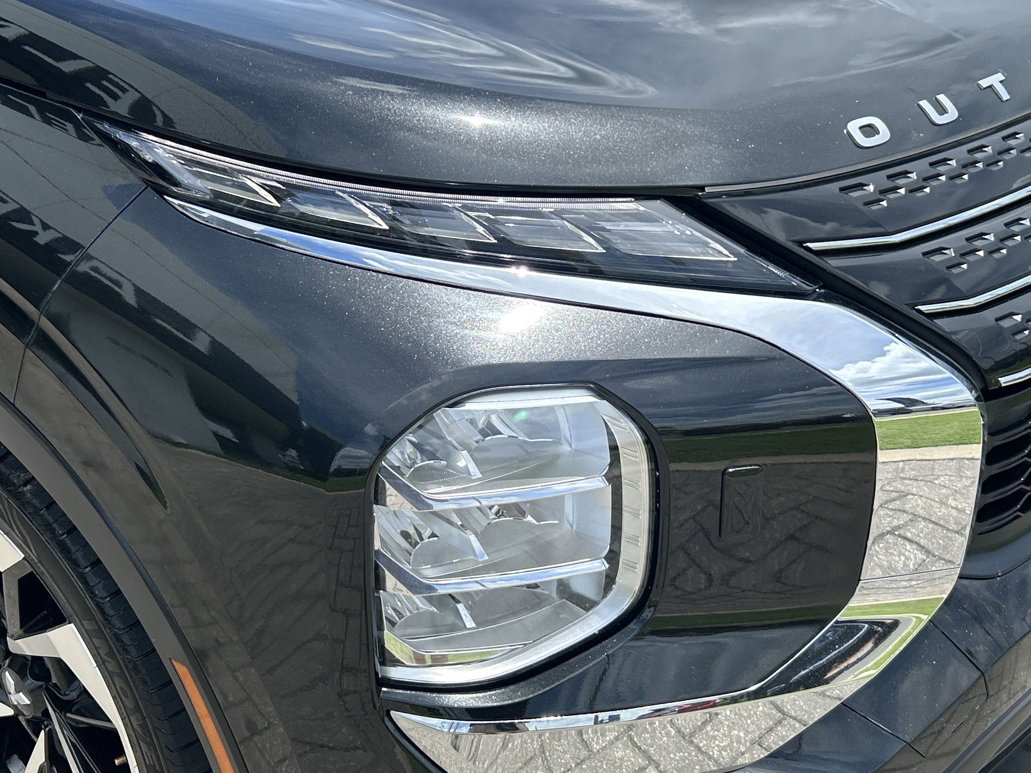 2022 Mitsubishi Outlander ES photo 2