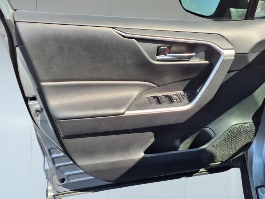 2020 Toyota RAV4 XLE photo 10