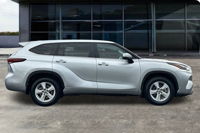 2024 Toyota Highlander LE photo 2