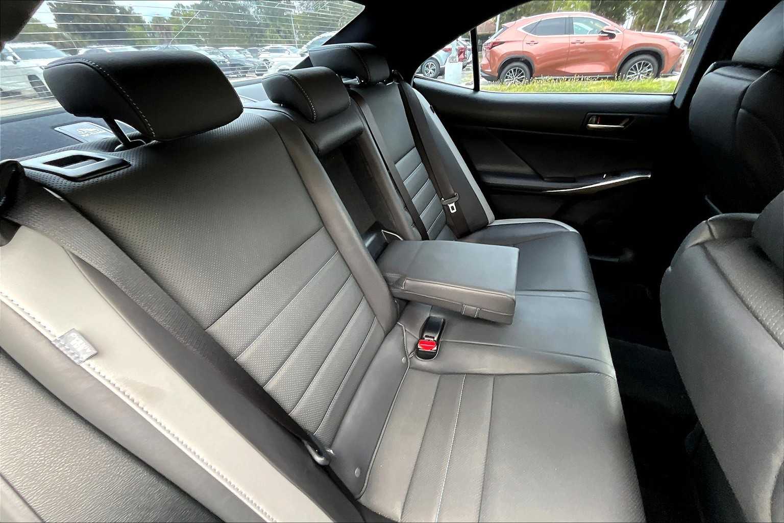 2020 Lexus IS 300 F SPORT photo 18