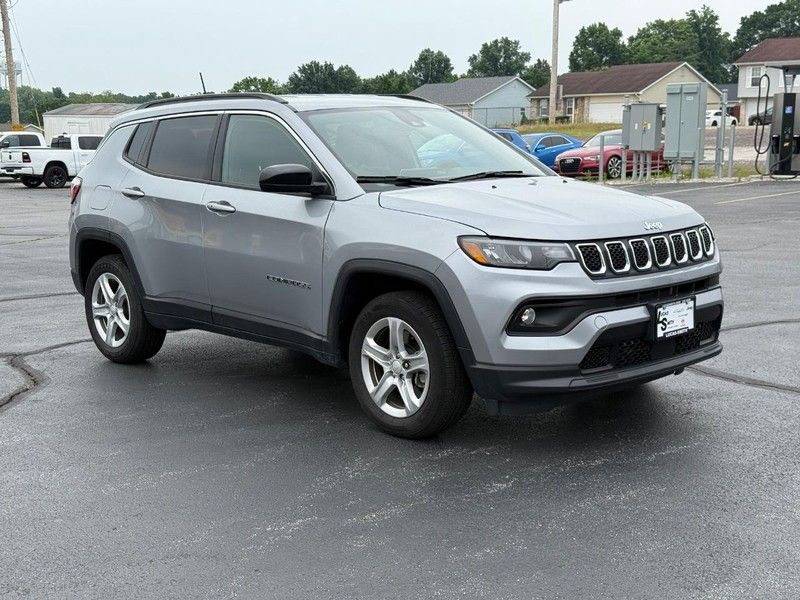 2024 Jeep Compass Latitude photo 2