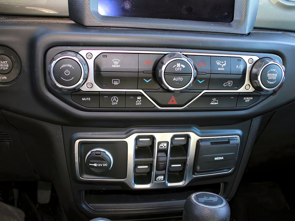 2023 Jeep Wrangler Sahara photo 18