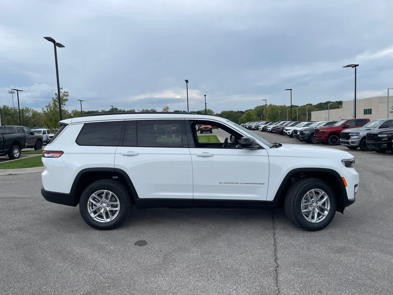 2025 Jeep Grand Cherokee Laredo photo 7