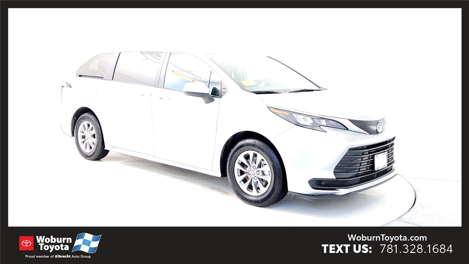 2024 Toyota Sienna LE's photo