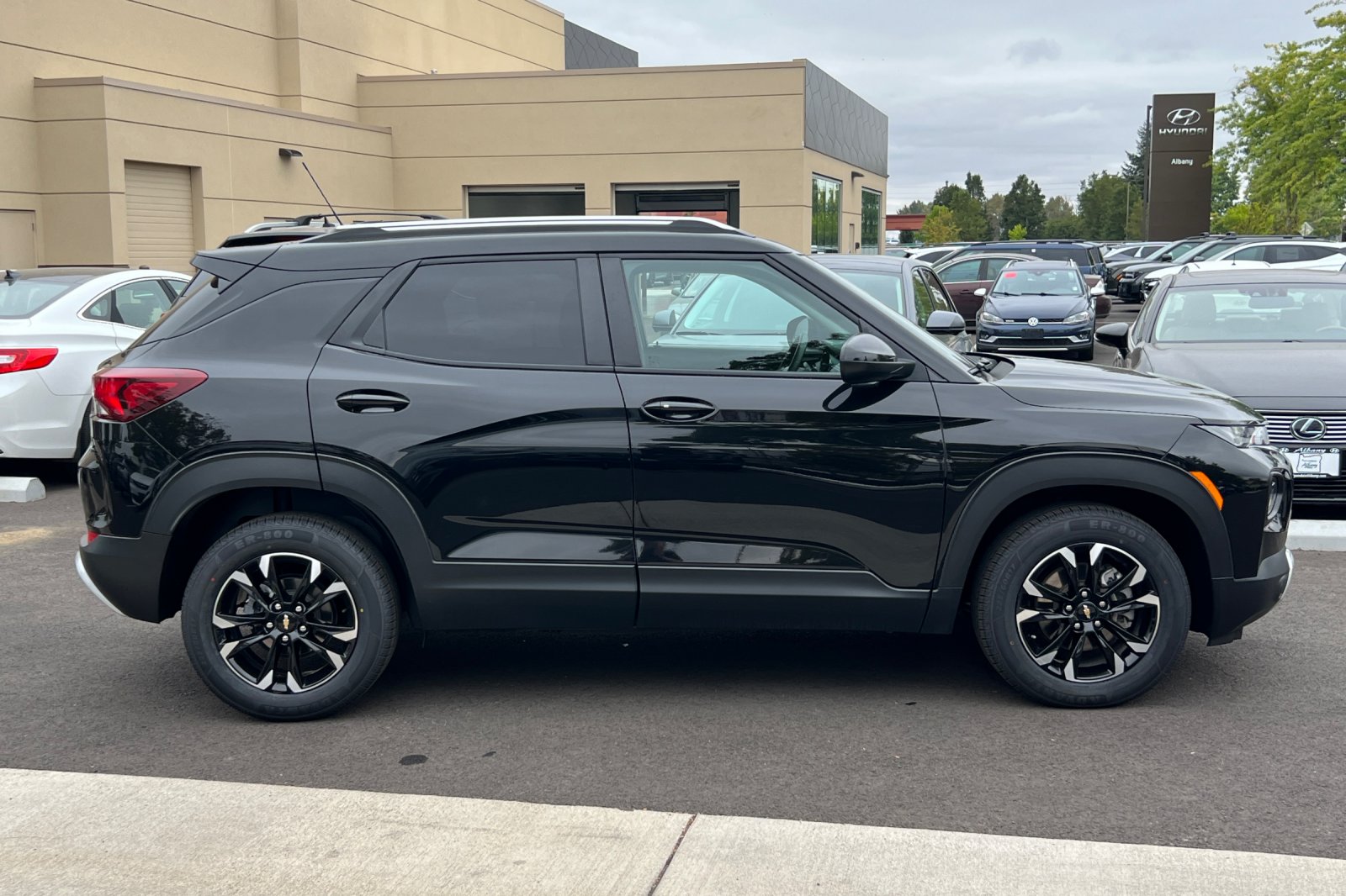2023 Chevrolet Trailblazer LT photo 2