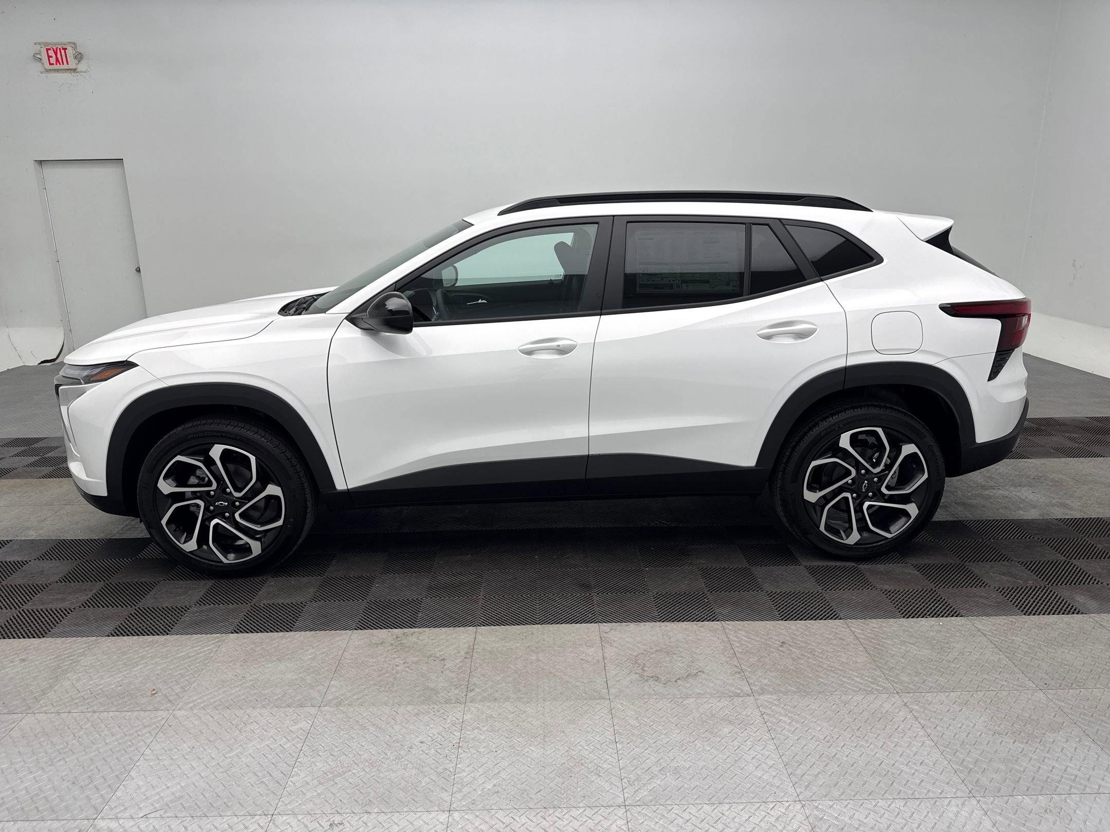 2025 Chevrolet Trax photo 2