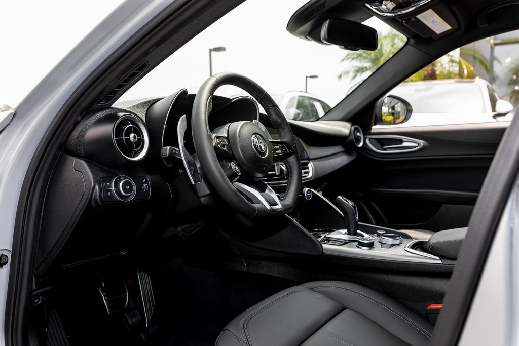 2025 Alfa Romeo Giulia Base photo 21