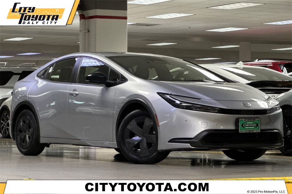 2024 Toyota Prius LE's photo