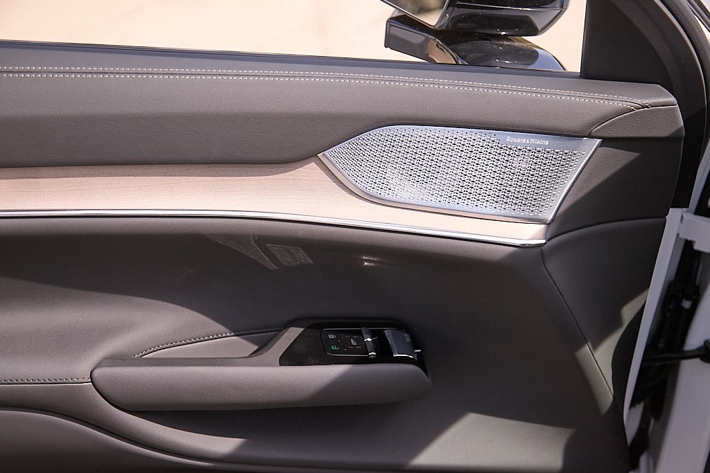 2025 VOLVO EX90 - Image 10