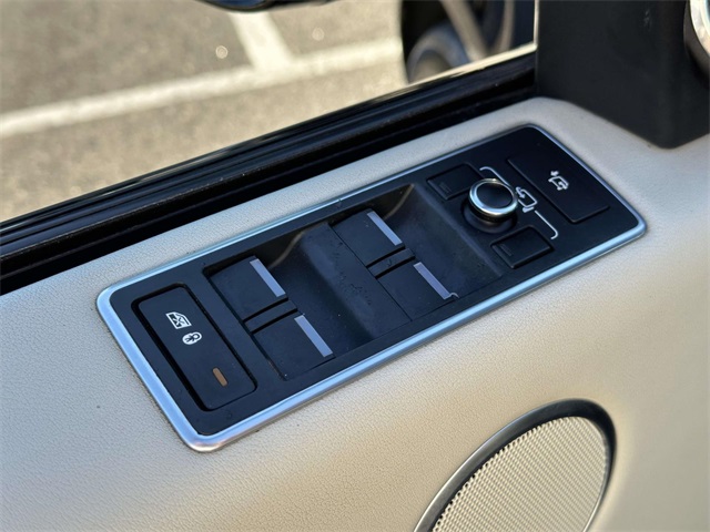 2016 Land Rover Range Rover HSE photo 14