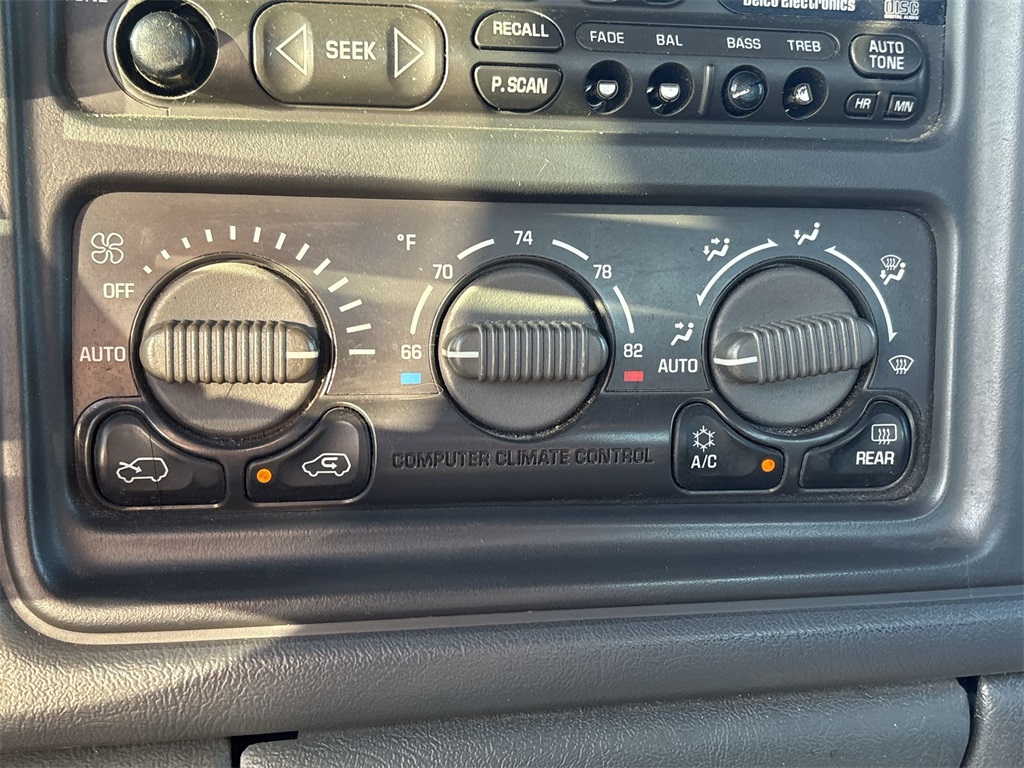 2001 Chevrolet Silverado 2500HD LT photo 15