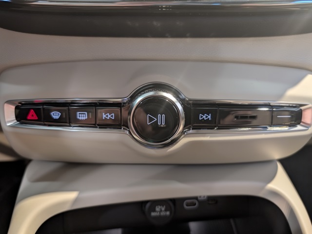 2026 Volvo XC40 photo 19