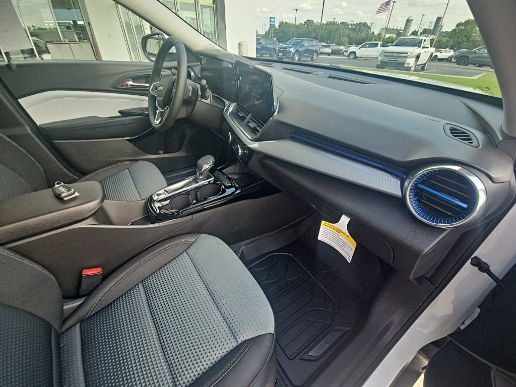 2025 Chevrolet Trax LT photo 18
