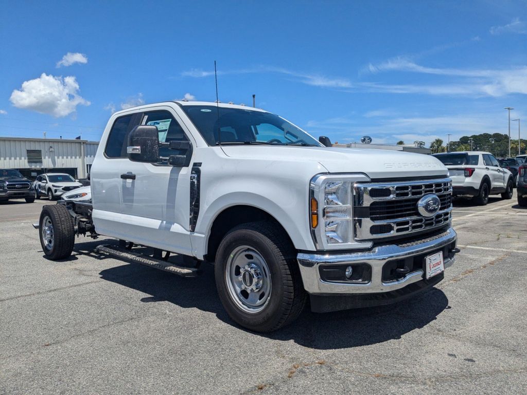 2025 Ford F-350 XL photo 2