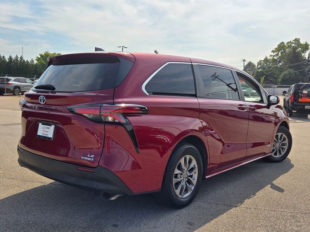 2021 Toyota Sienna LE photo 9