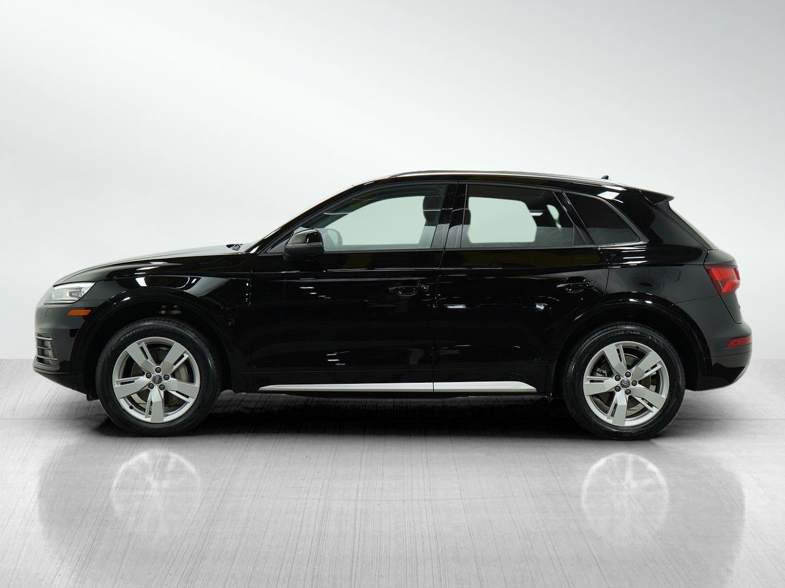 Used 2018 Audi Q5 Premium with VIN WA1ANAFY1J2022386 for sale in Burnsville, Minnesota