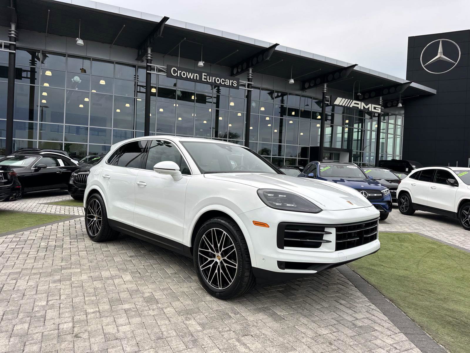 2024 Porsche Cayenne Base photo 2