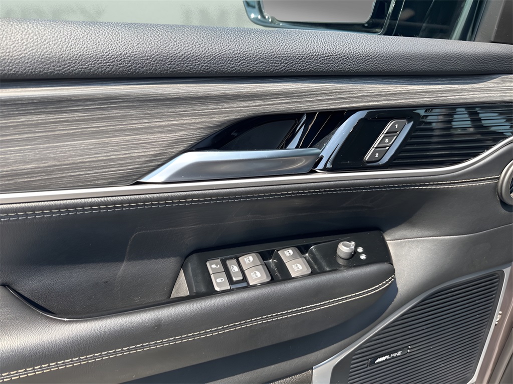 2024 Jeep Wagoneer L Series II photo 28