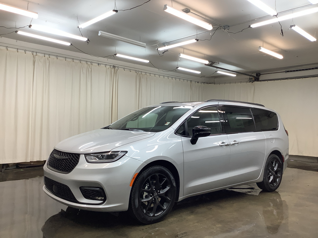 2026 Chrysler Pacifica Select's photo