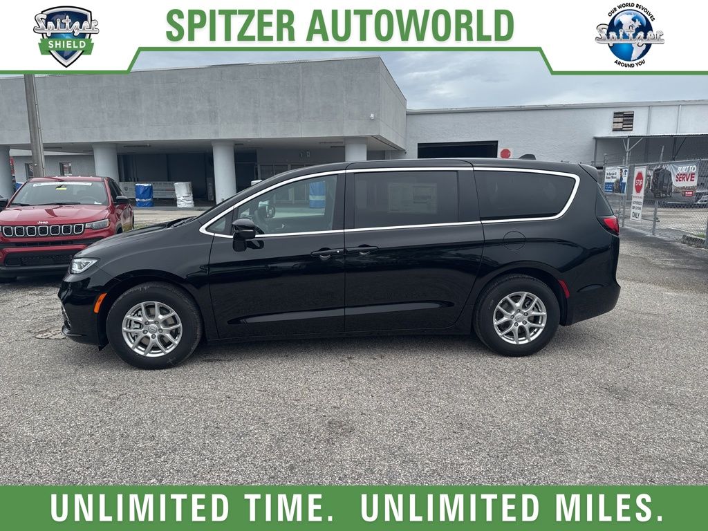 2026 Chrysler Pacifica photo 4