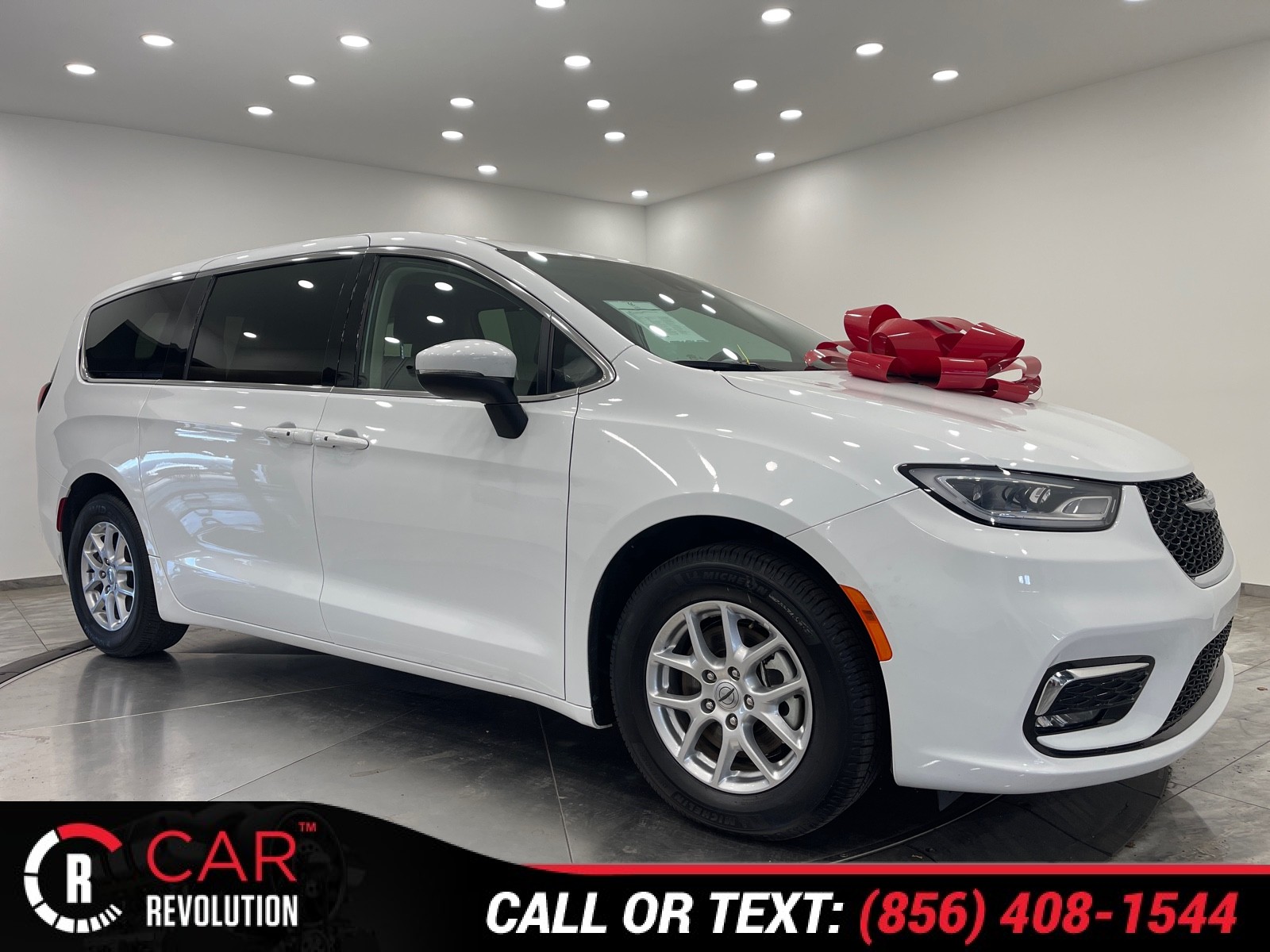 2023 Chrysler Pacifica Touring L's photo