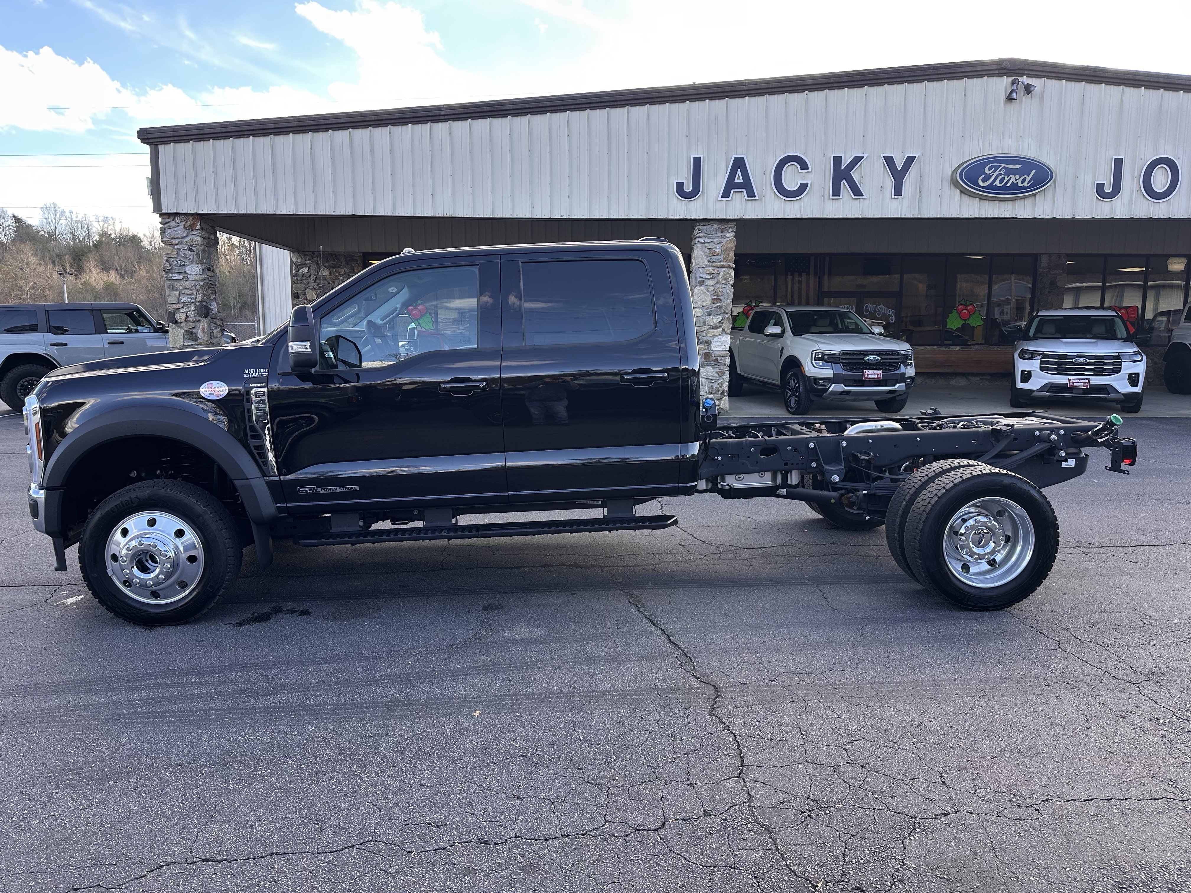 2025 Ford F-450 Super Duty Chassis Cab Lariat's photo