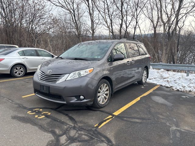2017 Toyota Sienna XLE's photo