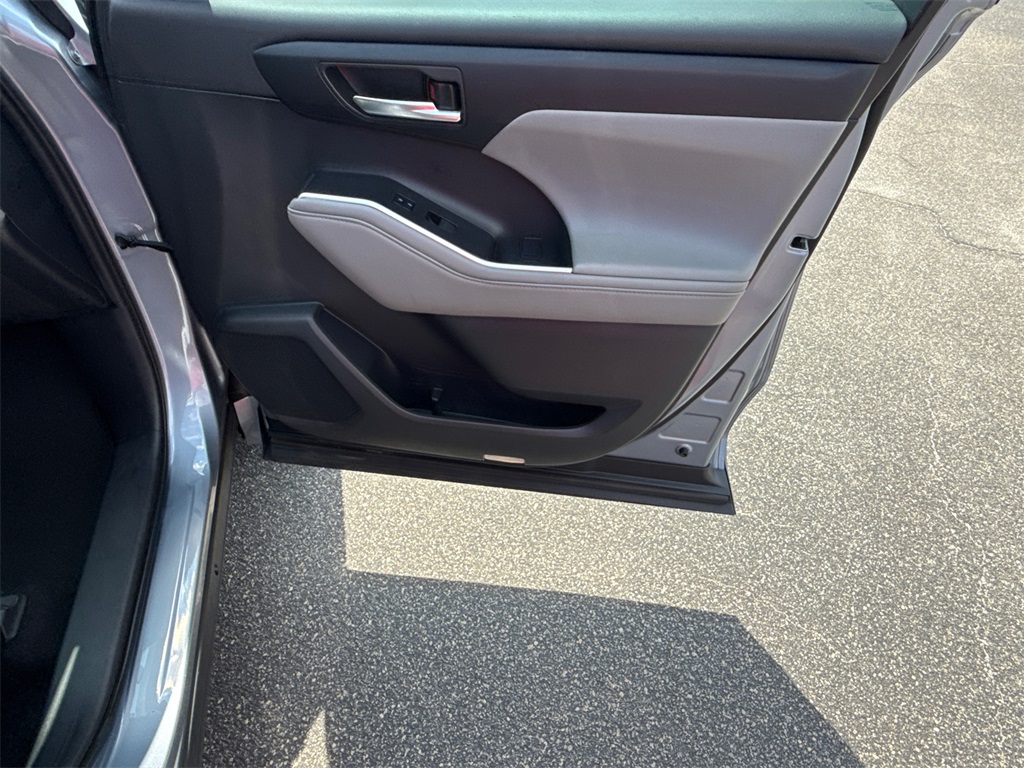 2021 Toyota Highlander XLE photo 14